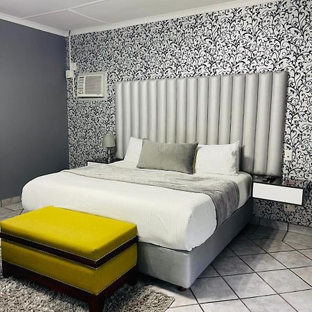 Pari Guest House Миделбург Екстериор снимка